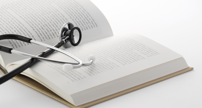 本と聴診器が写っている写真